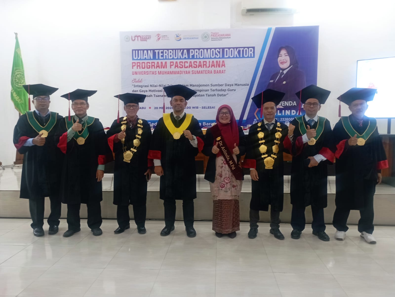 Dr. Aslinda, M.Pd foto bersama usai ujian terbuka promosi doktor, di Universitas Muhammadiyah Sumatera Barat. (chandra antoni)